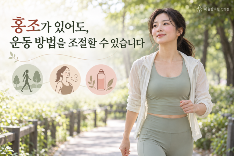 시원한 시간에 그늘진 산책로에서 가벼운 운동을 하는 여성